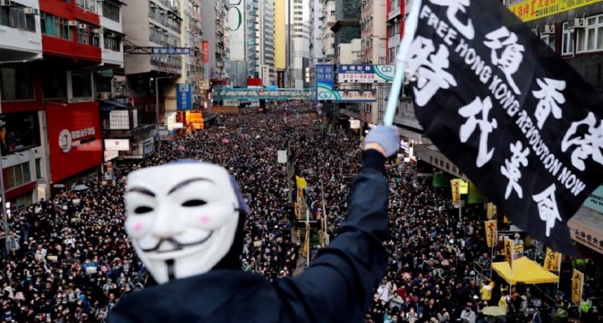 La marea negra vuelve a tomar las calles de Hong Kong