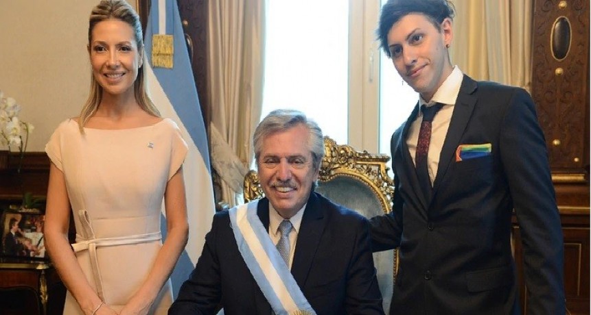El hijo de Alberto posó con el bastón de mando