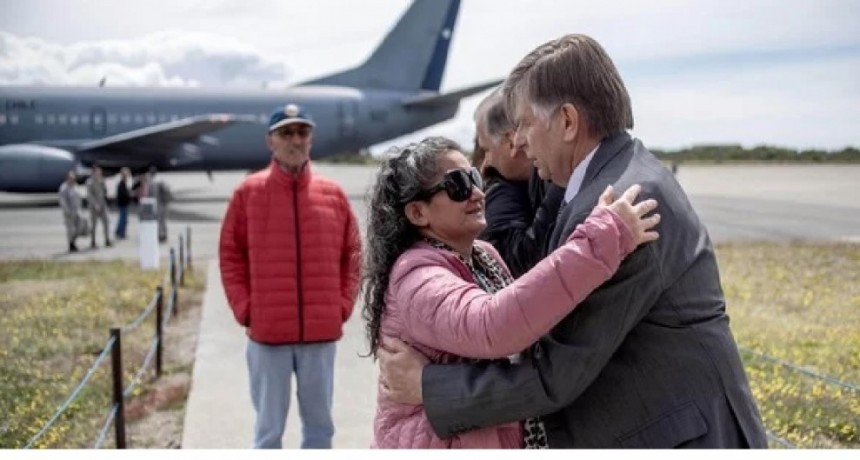 Hallan partes del Hércules C-130 desaparecido y restos humanos 