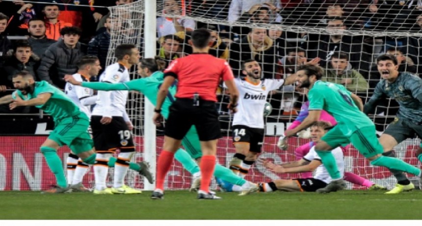El Real Madrid logra un esforzado empate  ante el Valencia