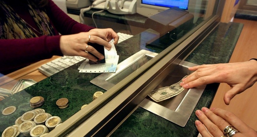 Impuesto de 30% la compra de dólares para atesoramiento