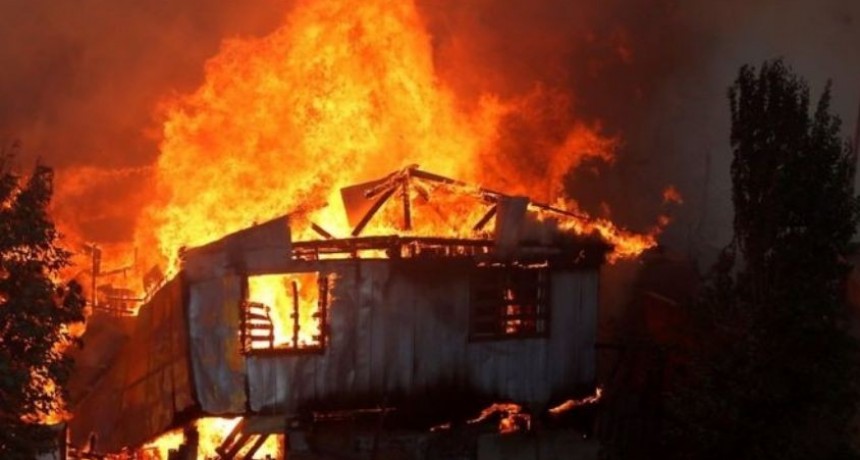 El fuego consume al menos 120 casas en Valparaíso, Chile