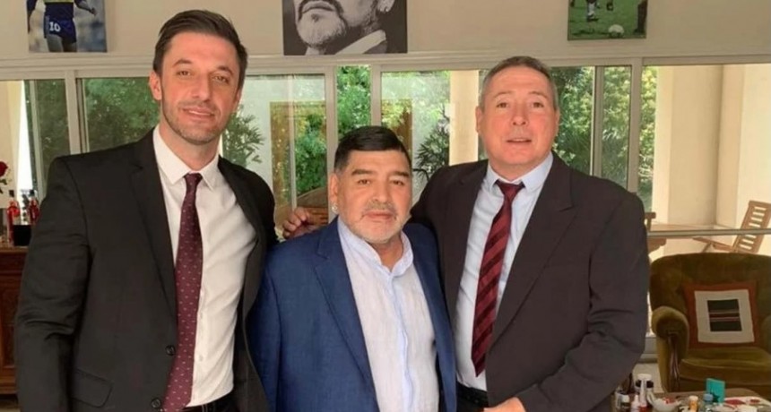 Alberto Fernández recibe en la Rosada a un Maradona de saco y bermudas