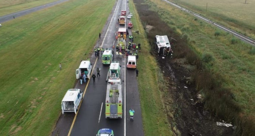 Volcó un ómnibus en Ruta 2, camino a Mar del Plata, hay 15 heridos