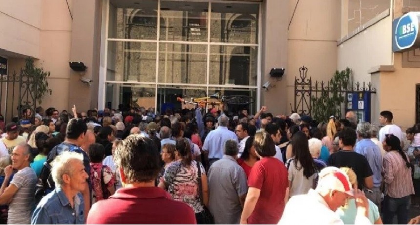 Bajo el calor, interminables colas de jubilados para buscar su bono solidario 