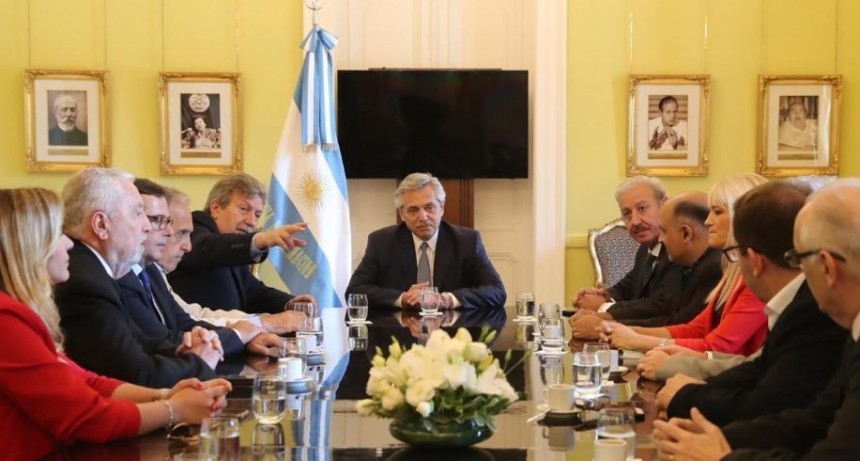  Alberto Fernández firmó el acuerdo con gremialistas y empresarios