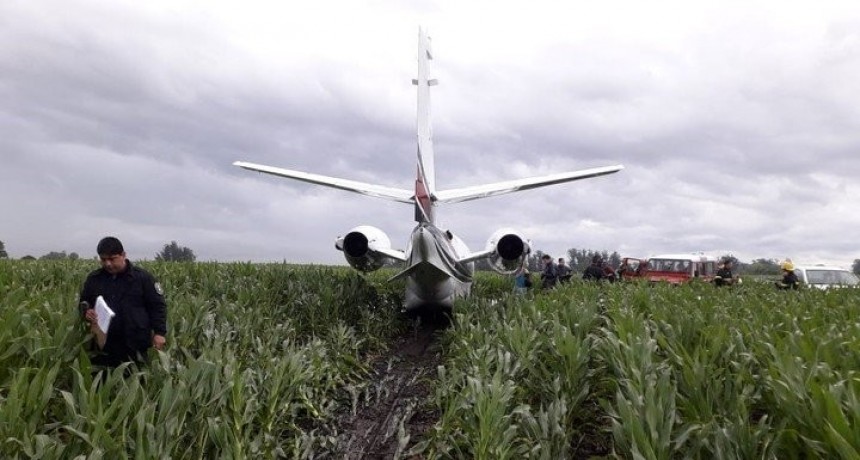 Un avión aterrizar en un maizal  al pararse el motor 