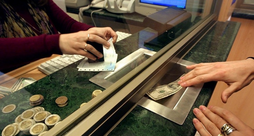 Los depósitos en dólares siguen en caída