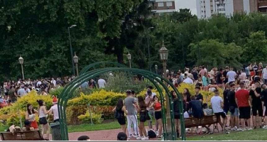 Las plazas y parques sin control fiestas multitudinarias en Buenos Aires