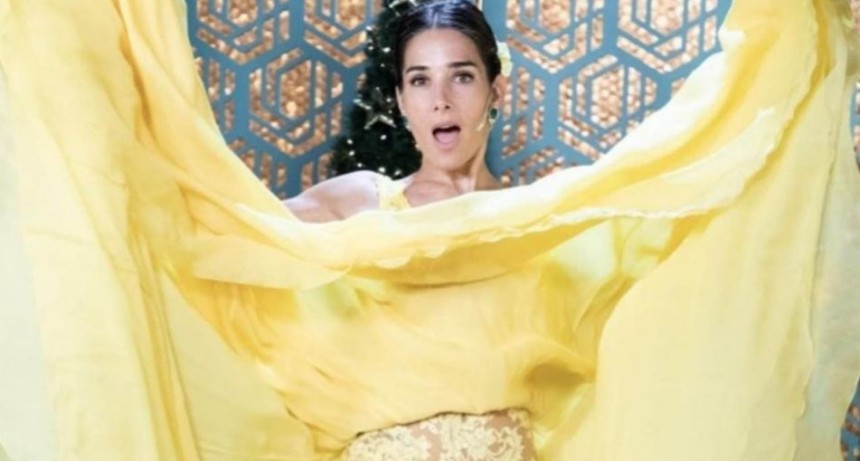 Juana Viale sensual despidió su conducción en la Noche de Mirtha