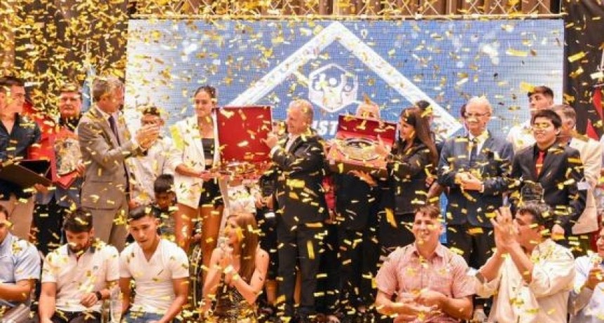 Los deportistas Valentina Raposo y Kevin Benavides reciben el premio de Oro  