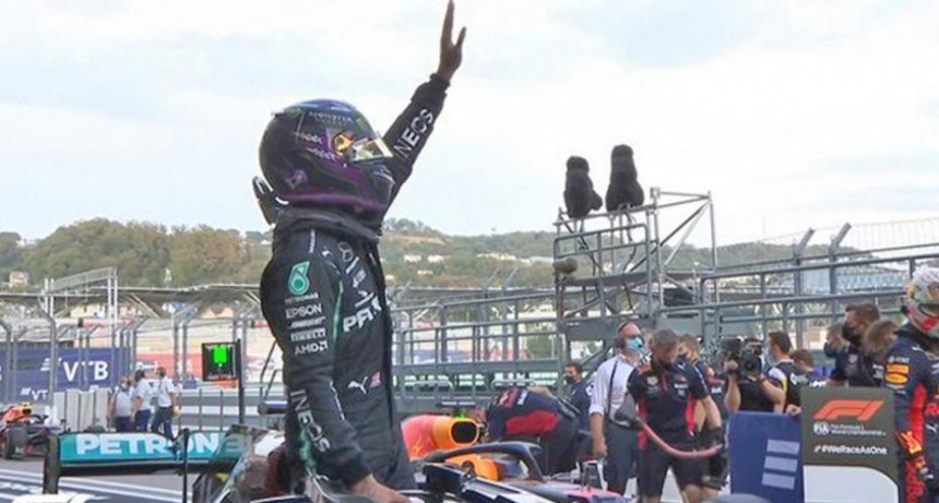 Lewis Hamilton que saldrá del primer cajón hoy en el Gran Premio de Rusia Lewis Hamilton que saldrá del primer cajón hoy en el Gran Premio de Rusia